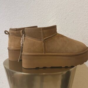 Platform ankle boots.  Purchased on Amazon..never worn.  Warm and comfortable!